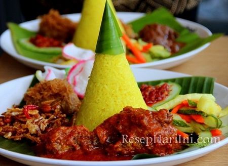 Resep Nasi Kuning Komplit Gurih Simple, Cukup Pakai Rice Cooker!