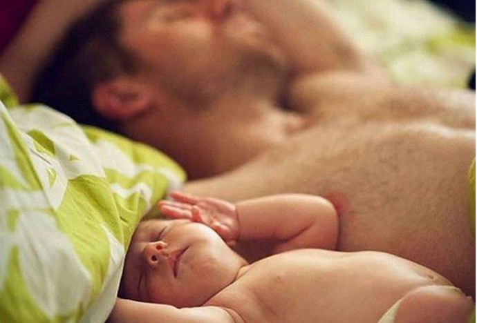 Tingkah laku anak dan ayah ini sangat lucu ketika tidur. Ingin anak anda seperti itu?