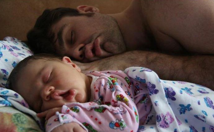 Gambar Lucu Ayah dan Anak Ketika Tidur