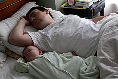 Gambar Lucu Ayah dan Anak Ketika Tidur