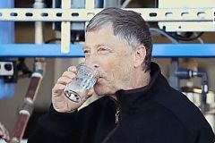 Lihat Bill Gates Minum dari Air Bekas Kotoran Manusia