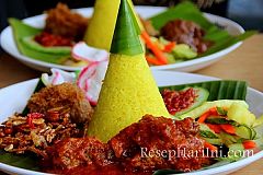Resep Nasi Kuning Komplit Gurih Simple, Cukup Pakai Rice Cooker!