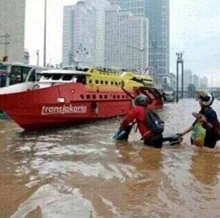 Foto Lucu Banjir Jakarta 2015