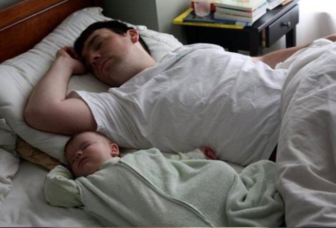 Gambar Lucu Ayah dan Anak Ketika Tidur ini sangat lucu dan natural. Jangan lupa share gambar ini pada teman-teman anda.