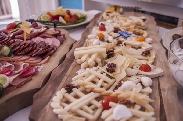 Hindari makan keju dan susu yang tidak dipasteurisasi