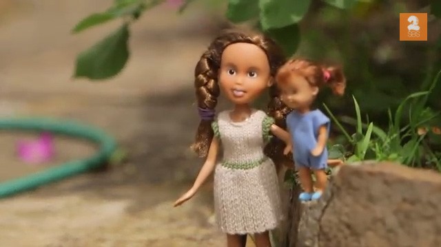 Boneka Menor Menjadi Boneka Anak Cantik yang Sederhana