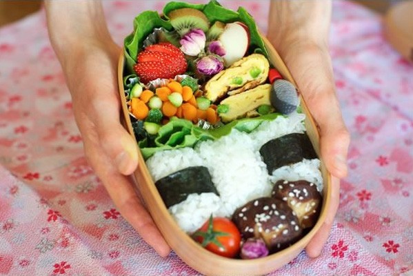 Jepang memang gudangnya kreatifitas. Kreasi bento ini sangat menambah nafsu makan. Apa ibu sependapat dengan saya?