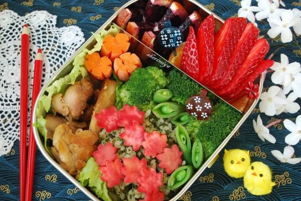 Sayuran dan buah bila digabungkan akan menjadi menu yang sehat. Apalagi jika dikresikan menjadi bento ini. Pasti lezat.
