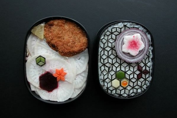 Kreasi bento yang satu ini adalah kreasi bento yang cantik dan elegant. Bisa anda buat sebagai bekal anda dikantor.