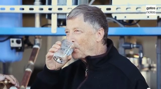 Lihat Bill Gates Minum dari Air Bekas Kotoran Manusia