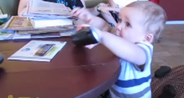 Video Lucu Bayi Saat Menerima Telepon